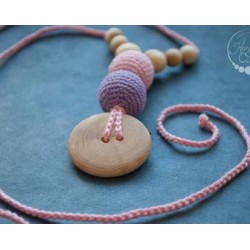 KangarooCare button in baby pink & purple, genévrier